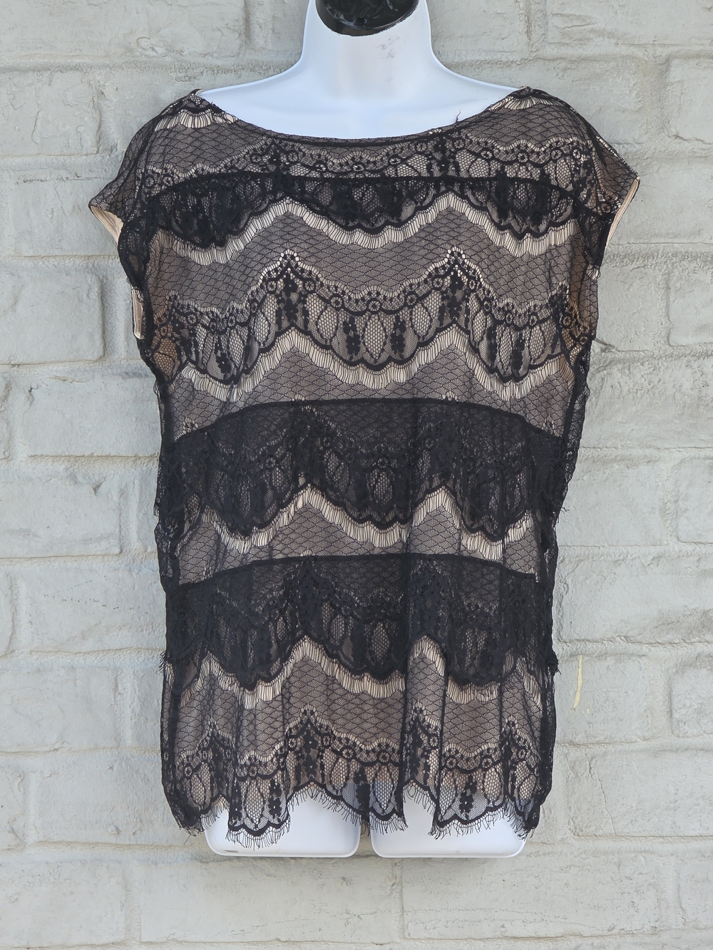 Ann Taylor Black Tiered Lace Cap Sleeve Blouse Top Nude Lining Women’s Medium 